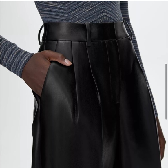 Aritzia | Wilfred Pleated Carrot Pant in Black Faux Leather 10 - Picture 2 of 9